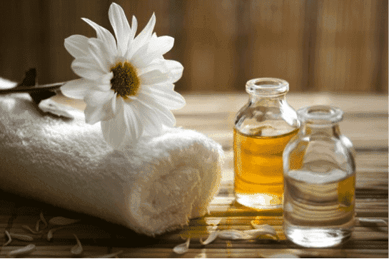 Rücken- Nacken- Massage mit aromatischen Ölen (30 Min)